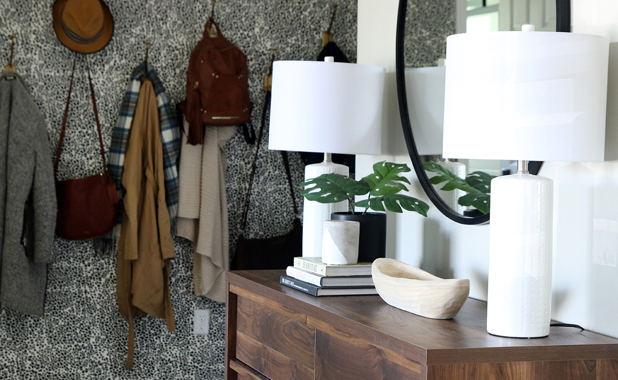 Blog8_1240x764_04.jpg Coats, hooks, bags, dresser and lamps