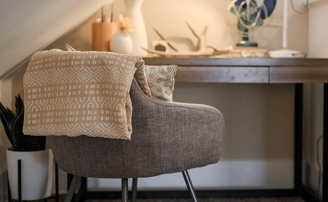 Blog6_1240x764_03.jpg Chair and desk with blanket, pillow