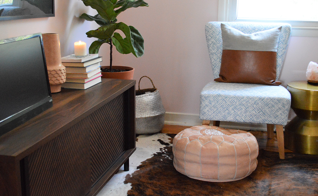 Blog9_1240x764_02.jpg Den with chair, TV stand and ottoman