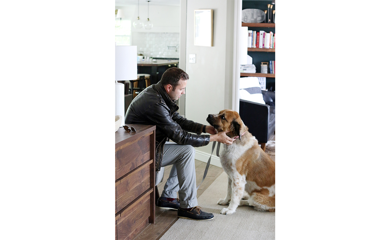 Blog8_1240x764_09.jpg Man and dog, entryway
