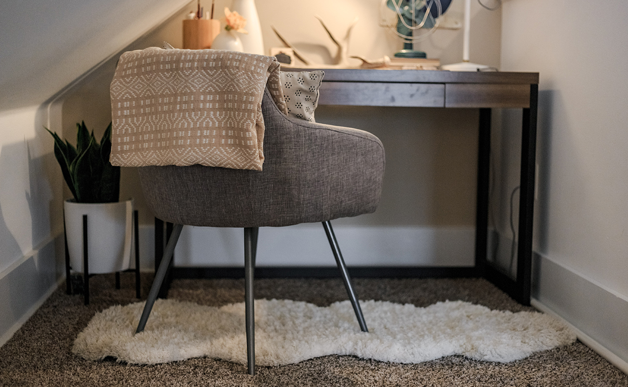 Blog5_1240x764_08.jpg Accent chair, upholstered chair, work desk, home office