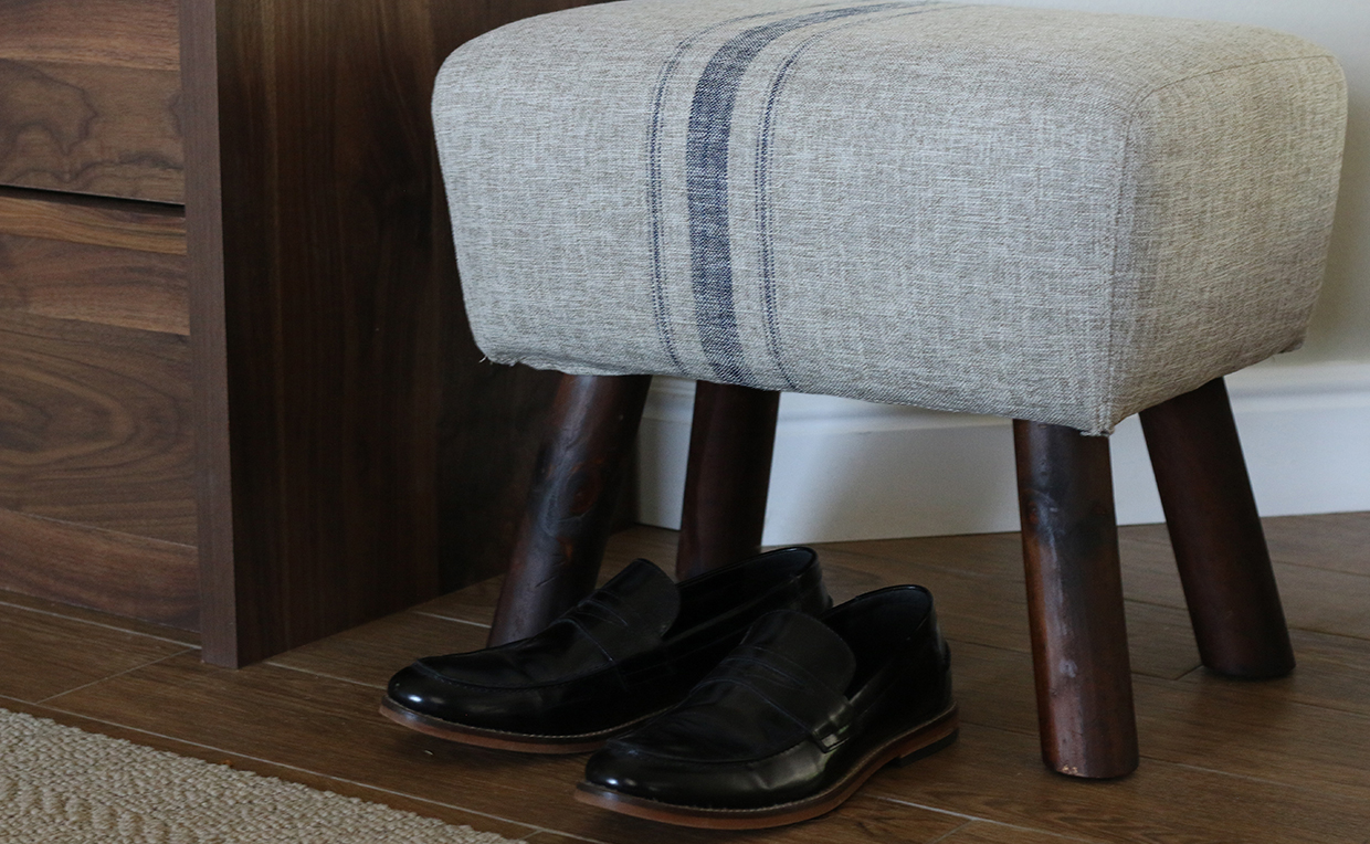 Blog8_1240x764_07.jpg Stool and shoes